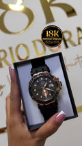 Reloj dorado con esfera negra