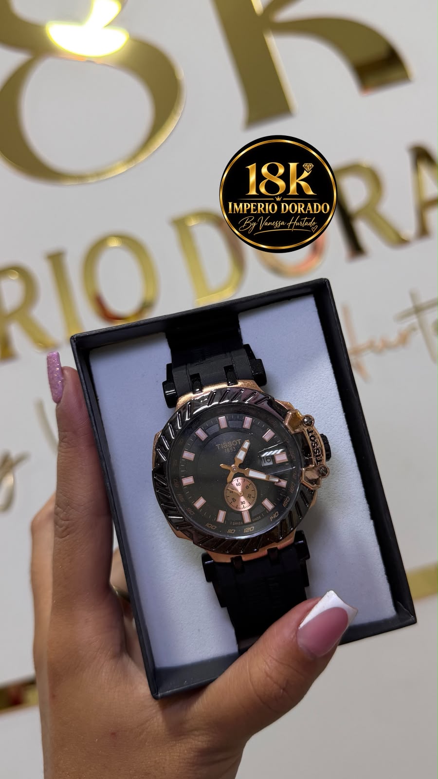 Reloj dorado con esfera negra