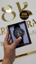 Reloj deportivo negro y plateado
