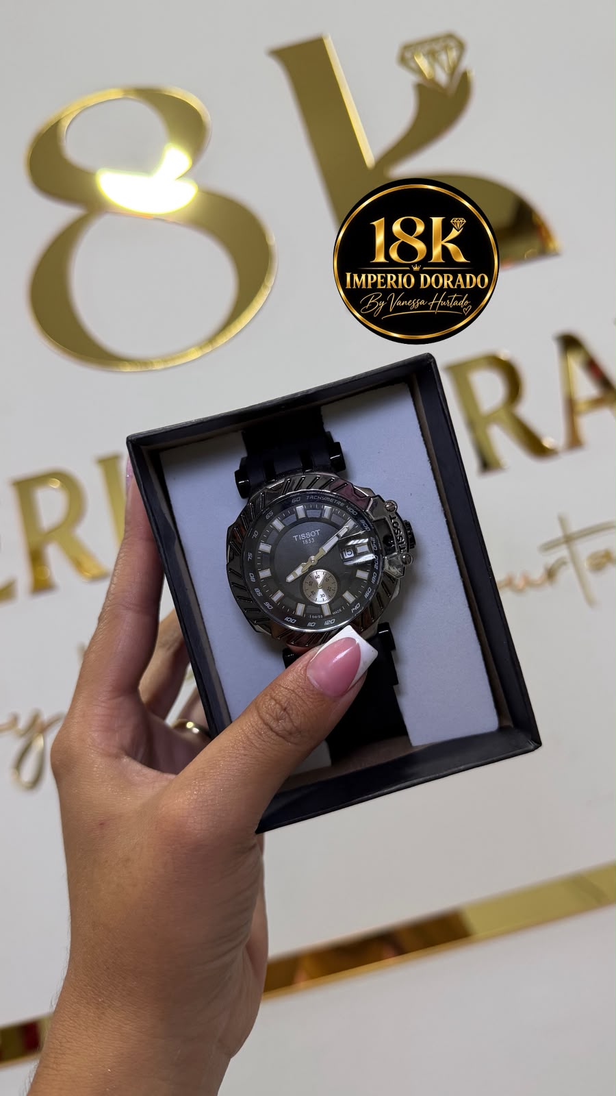 Reloj deportivo negro y plateado